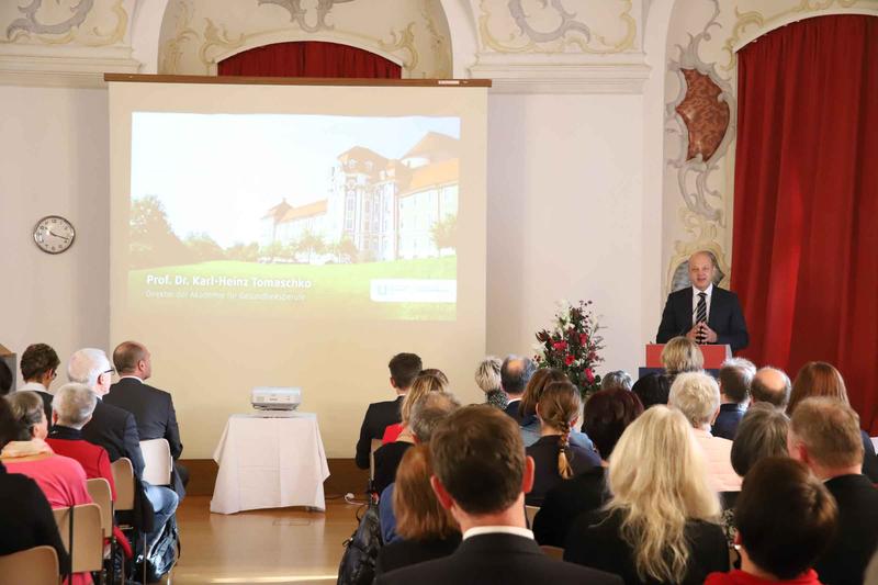 Prof. Karl-Heinz Tomaschko lobte bei der Eröffnung des Festaktes zum Jubiläum der Pflegeschule vor allem die Schüler*innen und das Lehrerkollegium.