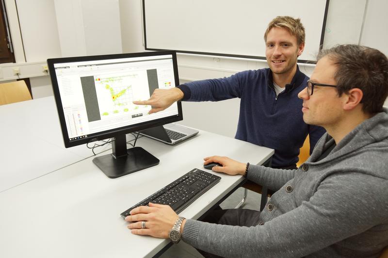 Juniorprofessor Dr. Pascal Klein (li.) erforscht das Lernverhalten mithilfe der Eye-Tracker-Technik. Neben ihm im Bild zu sehen ist Sebastian Becker, Doktorand der Physik-Didaktik AG. 