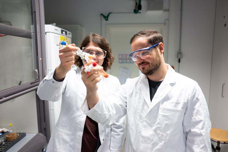 Philip Weber und Thorsten Scherpf (links) waren maßgeblich an den Versuchen im Labor beteiligt.