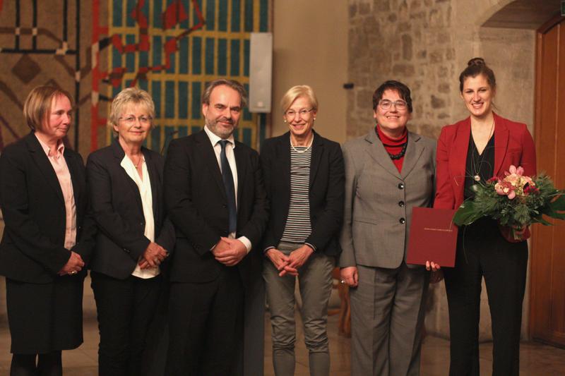 Urkundenübergabe an Dr. Christine Ott. Von links: Andrea Watermeyer, Annegret Ihbe, Prof Dr. Eckhardt Fuchs, Dr. Sabine Johannsen, Prof. Eva Matthes, Preisträgerin Dr. Christine Ott.