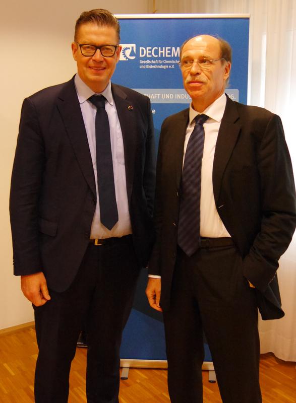 Dr. Klaus Schäfer (links) übernimmt ab dem 1. Januar 2019 den Vorsitz der DECHEMA von Prof. Dr. Rainer Diercks.