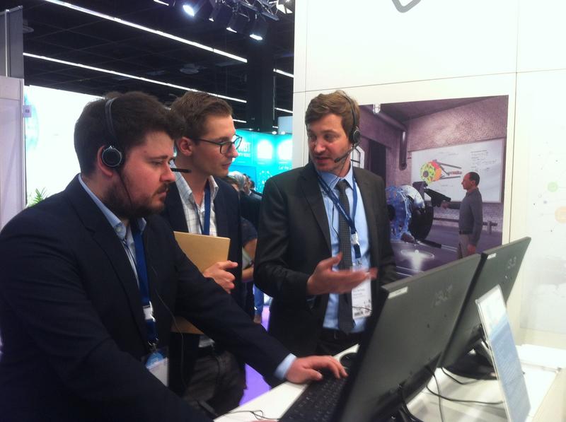 Vincent Koch (links) und Malte Werner (Mitte) im Gespräch mit einem Experten (rechts) für Virtual Reality