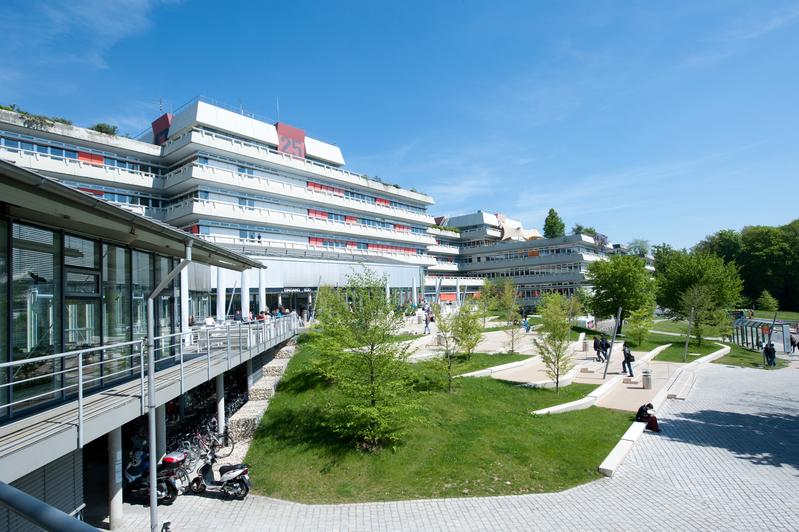 Südeingang der Universität Ulm im Sommer 