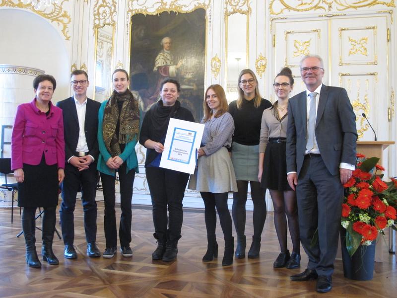 Die Integrationsbeauftragte Brendel-Fischer (l.) und Regierungspräsident Dr. Lohner (r.) überreichten den Preis an die LCA-Direktorin Villoria (5.v.l.) und an 5 ihrer MitstreiterInnen