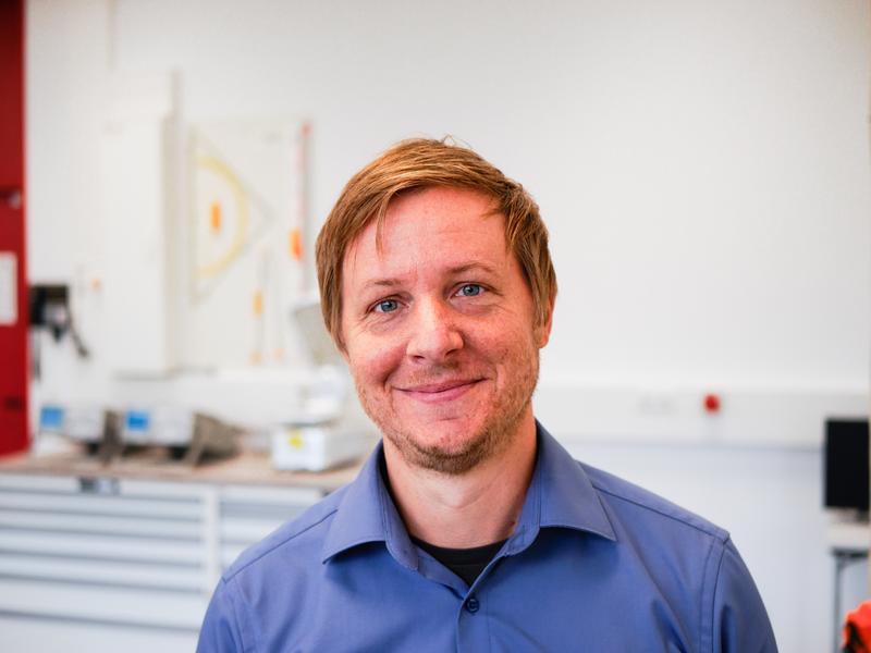 Dr. Marc Sacher arbeitet seit 2010 am Department Physik der Universität Paderborn und ist u. a. zuständig für die experimentelle Ausbildung der Physikstudierenden im Labor.
