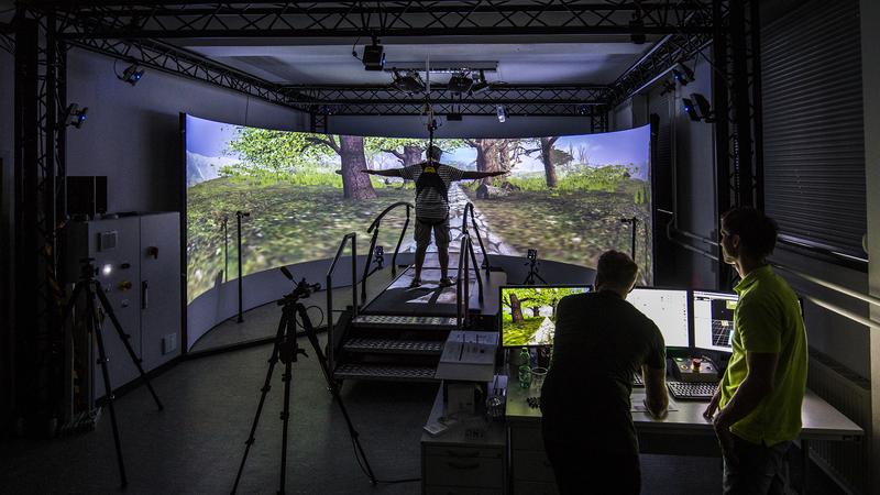  Das komplexe System des „Gait Real-time Analysis Interactive Lab“ an der TU Chemnitz besteht aus einem hydraulisch um zwei Achsen bewegbaren Laufband und zehn hochauflösenden Bewegungskameras. 