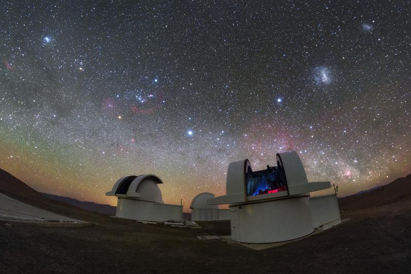 Die Teleskope des SPECULOOS Southern Observatory blicken in den atemberaubenden Nachthimmel über der Atacama-Wüste, Chile.
