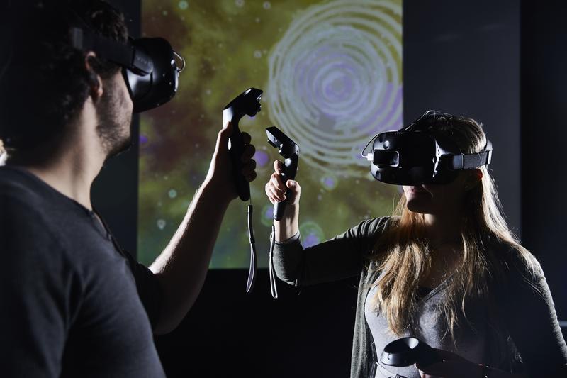 Neuer Studiengang "Expanded Realities" an der Hochschule Darmstadt: Studierende mit Virtual Reality-Brillen.