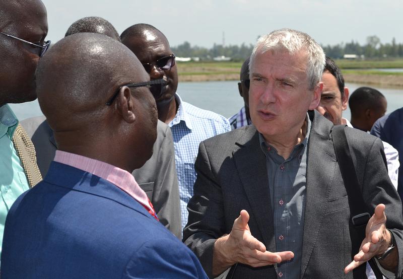 Project Coordinator Prof. Dr. Jan Hoinkis (right) explains the concept of the pilot plant to a delegation with guest of honour Dr. James Okumbe (from left to right), Deputy Governor of Siaya County