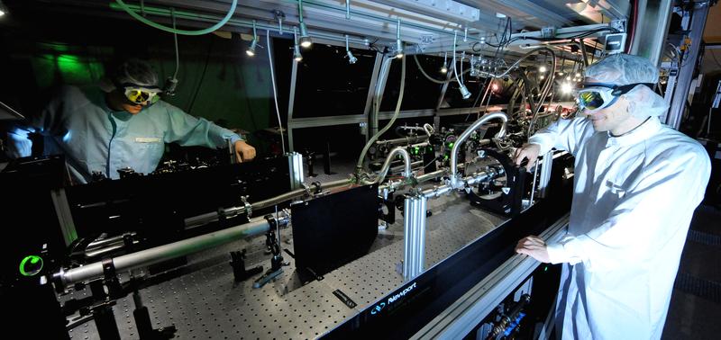 With extremely intense laser pulses, the international team of laser physicists generates fast electrons, which in turn emit attosecond light flashes as plasma levels.