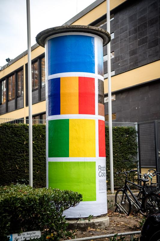 Litfaßsäule "Colourmarks" von Rozbeh Asmani vor der Düsseldorfer Akademie der Wissenschaften und der Künste