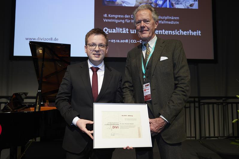 Preisträger Dr. Michael Heßler (links) und DIVI-Stiftungsvorstand Professor Gerhard W. Sybrecht (rechts)