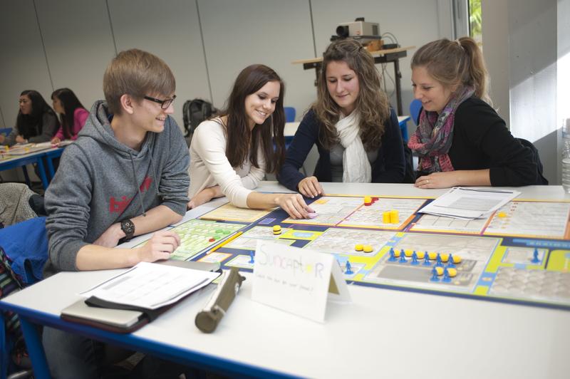 Studierende der Wirtschaftswissenschaften beim Unternehmensplanspiel