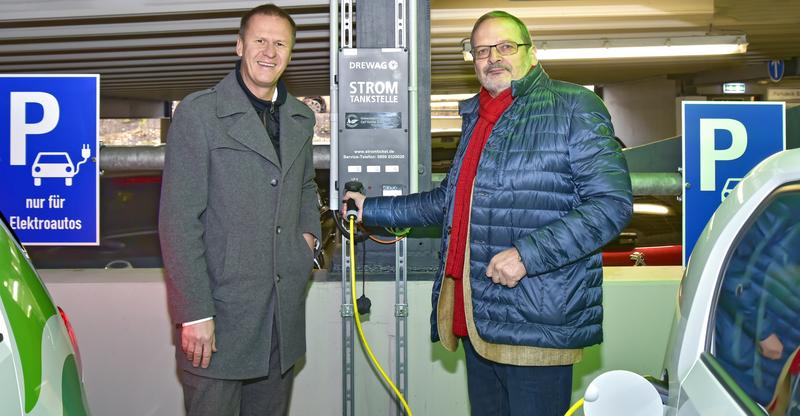 Wilfried Winzer (r.), Kaufmännischer Vorstand UKD Dresden, und Carsten Wald, Projektleiter Elektromobilität Drewag/Enso, testen eine der sechs neuen Ladesäulen für E-Fahrzeuge.