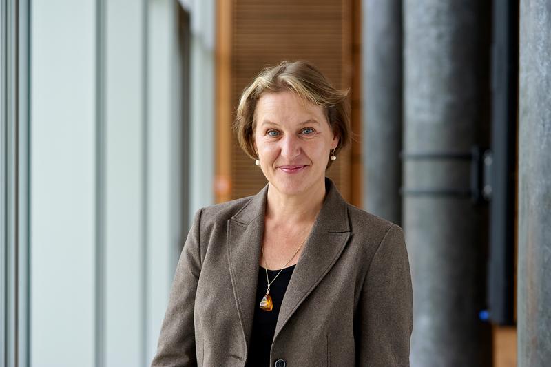 Prof. Dr. Claudia Lohrenscheit forscht an der Hochschule Coburg zu den Themen Internationale Soziale Arbeit und Menschenrechte.