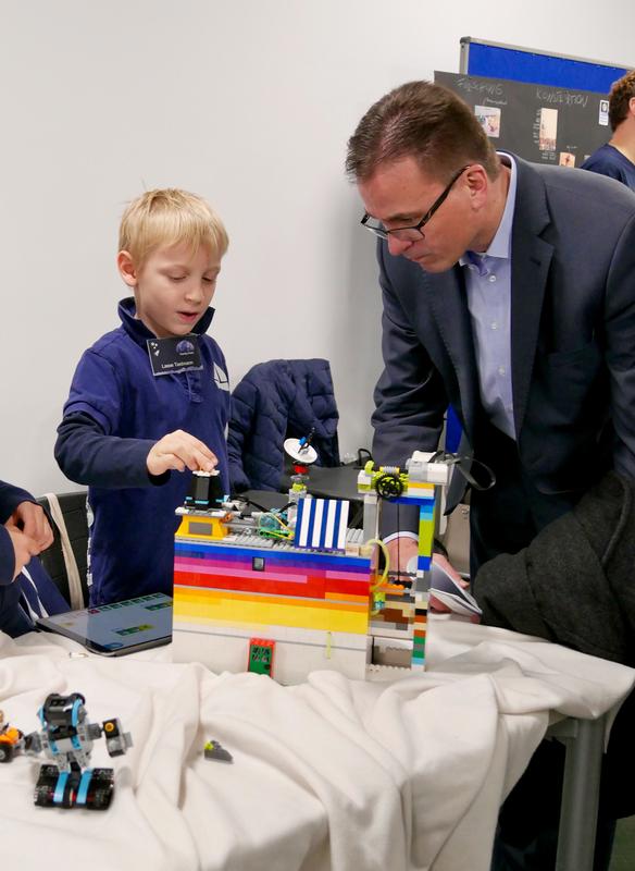 Bürgermeister Dr. Joachim Bläse lässt sich ein Lego-Projekt erläutern.