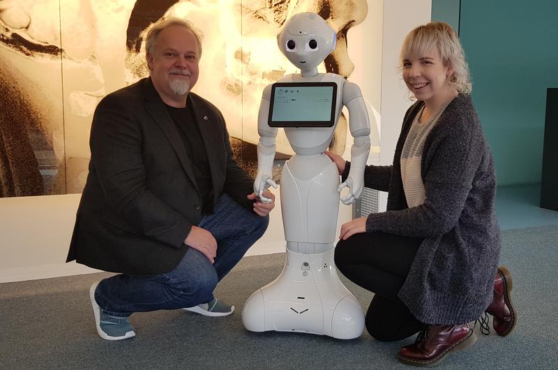 Prof. Dr. Arvid Kappas und die Doktorandin Rebecca Stower mit dem Roboter "Pepper" 