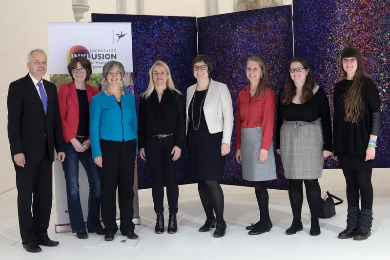 Bild: Die Beteiligten eröffnen das Fachkolleg „Inklusion an Hochschulen – gendergerecht“ an der Universität Bamberg mit Festrednerin Verena Bentele (4.v.l.).