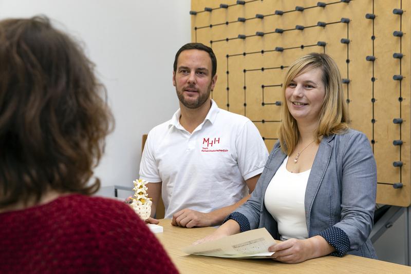 Dr. Juliane Briest und Dr. Christian Sturm im Gespräch mit einer Patientin in der Klinik für Rehabilitationsmedizin
