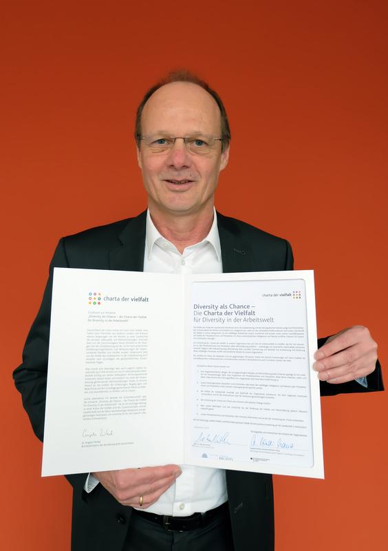 Der Präsident der Universität Ulm Professor Michael Weber mit der Urkunde zur „Charta der Vielfalt“ 
