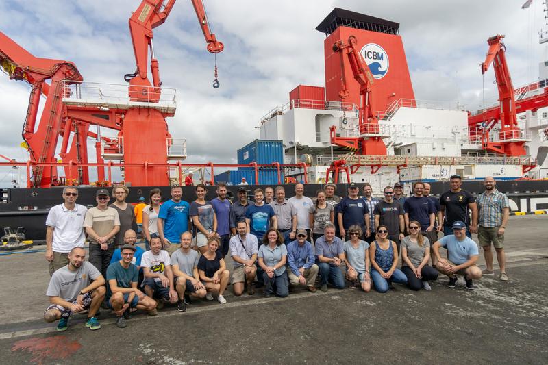 Die Teilnehmerinnen und Teilnehmer der Expedition SO267 und das Forschungsschiff SONNE kurz vor dem Ablegen aus dem Hafen von Suva (Fidschi).