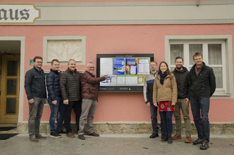 Vertreter der Gemeinde Frauenau und des TC Grafenau freuen sich über die neuen digitalen Anzeigetafeln