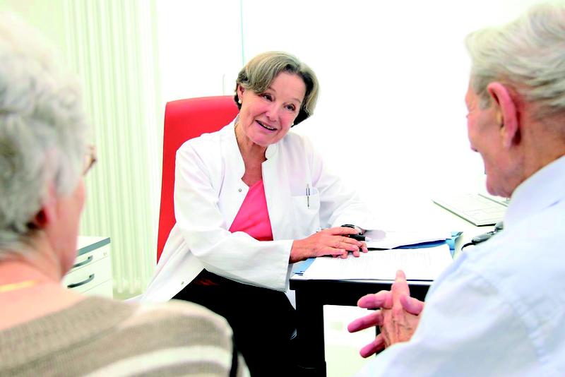 Prof. Dr. med. Christiane E. Angermann im Gespräch mit einem Patienten, der im Behandlungsprogramm Heart NetCare-HFTM betreut wird.