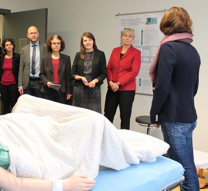 Die Delegation aus dem Bundesgesundheitsministerium besichtigte unter anderem ein Skills-Lab im Bereich der Hebammenwissenschaft der hsg Bochum.