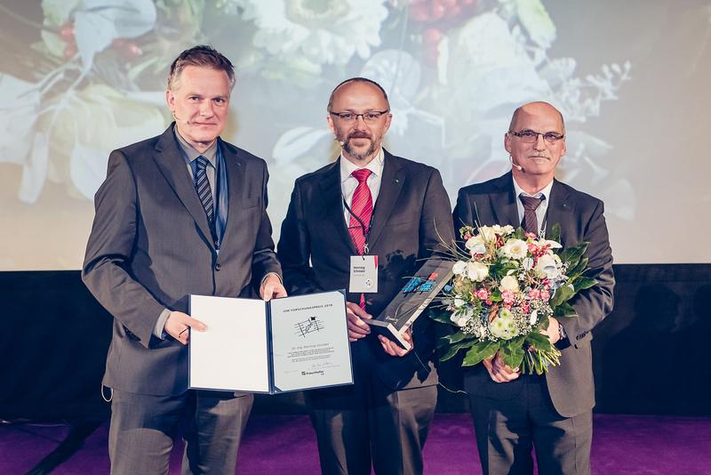 Stellvertretender Institutsleiter Prof. Martin Schneider-Ramelow, Forschungspreisträger Dr. Henning Schröder und Institutsleiter Prof. Klaus-Dieter Lang (v.l.n.r.)