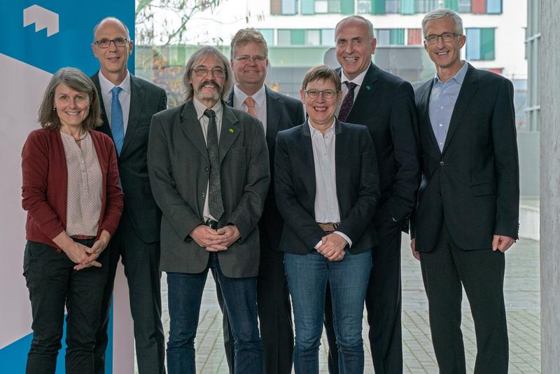 Projektgruppe, v.l.n.r.: Nicole Bruhn (i3mainz), Gunther Piller (FB Wirtschaft), Jörg Klonowski und Martin Schlüter (i3mainz), Sabine Hartel-Schenk (HS Mainz), Gerhard Muth (Präsident der HS Mainz)