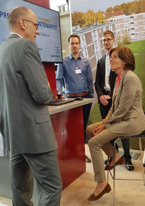 Ministerpräsidentin Malu Dreyer auf der Cebit 2018. V.l.n.r.: Gunther Piller (FB Wirtschaft), Jan Wiesemann (CubeServ), Ministerpräsidentin Malu Dreyer und Matthias Scholz (FB Wirtschaft)