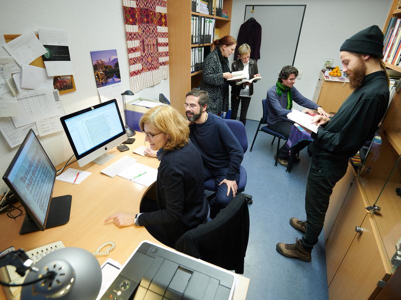 Das Team: (von links) Juniorprofessorin Dr. Frauke Sachse, Prof. Dr. Sergio Romero, Nina Müller-Salget, Christine Busch, Paul Graf und Marvin Heckmann.