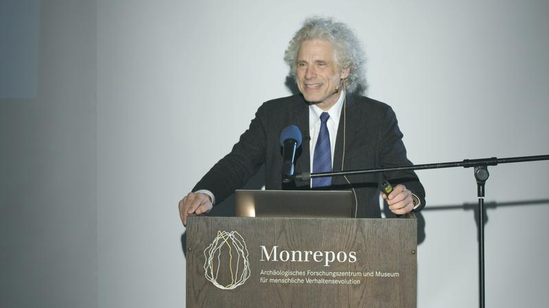 Harvard-Professor Steven Pinker bei seiner Dankesrede zum Human Roots Award 2018 in MONREPOS, Neuwied.