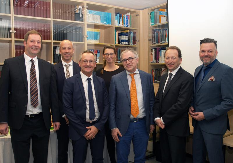 Bei der Eröffnung konnte Klinikdirektor Prof. Hagen Thieme (3.v.r.) Vertreter mehrerer Firmen begrüßen, die mit dem Wunschlinsen-Zentrum kooperieren.