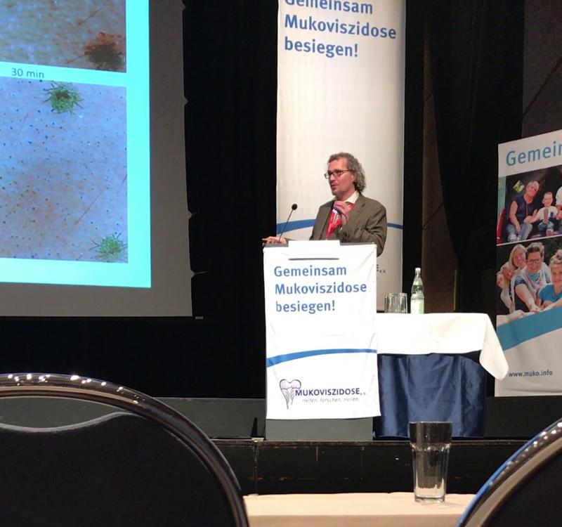 Der Christiane Herzog-Preisträger Dr. Manuel Nietert stellt sein Forschungsprojekt auf der Deutschen Mukoviszidose Tagung 2018 vor. 