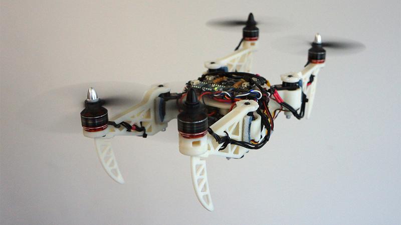Die neue Drohne klappt sich während des Flugs zusammen, um Ritzen oder kleinere Löcher in der Wand besser zu passieren