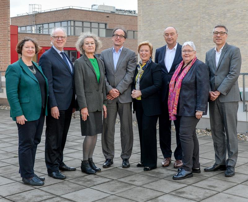 Neuer Hochschulrat: vl. Prof. Dr. Ute Klammer, Ulrich Turck, Prof. Dr. Margarete Bülow-Schramm, Prof. Dr. Anton Grabmeier, Annette Storsberg, Burkhard Drescher, Elisabeth Slapio, Arne Giller