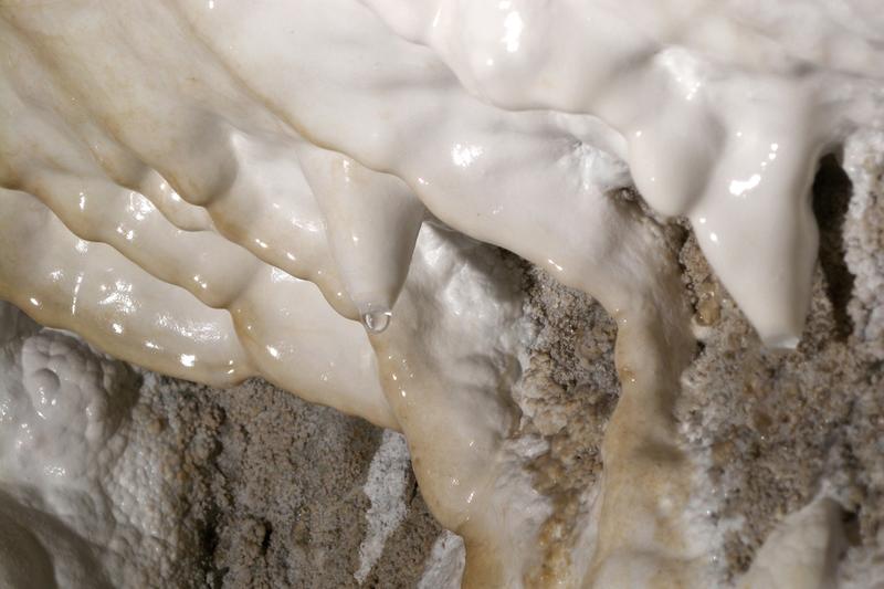 Aragonit-Vorkommen in der Obstanser Eishöhle in Tirol: Die Oberfläche dieser weißen Schicht an der Höhlenwand ist mit dem neu entdeckten mAra, dem Vorläufer des Aragonits, bedeckt. 
