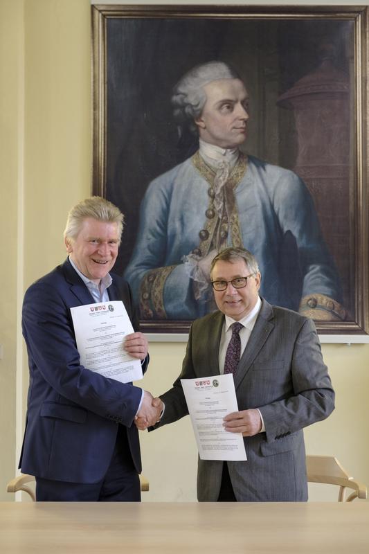 Den Übergabevertrag zur Aufbewahrung unterzeichneten der Vorsitzende der Albrecht-Thaer-Gesellschaft, Rainer Fabel (rechts), und der stellvertretende SUB-Direktor Dr. Armin Müller-Dreier.