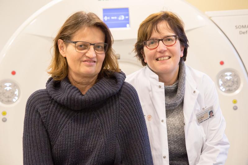 Die an einem Kopf-Hals-Tumor erkrankte Dresdner Künstlerin Elke Heber wird mit einer individualisierten Strahlentherapie behandelt, die langfristige Nebenwirkungen der Therapie reduzieren soll. 