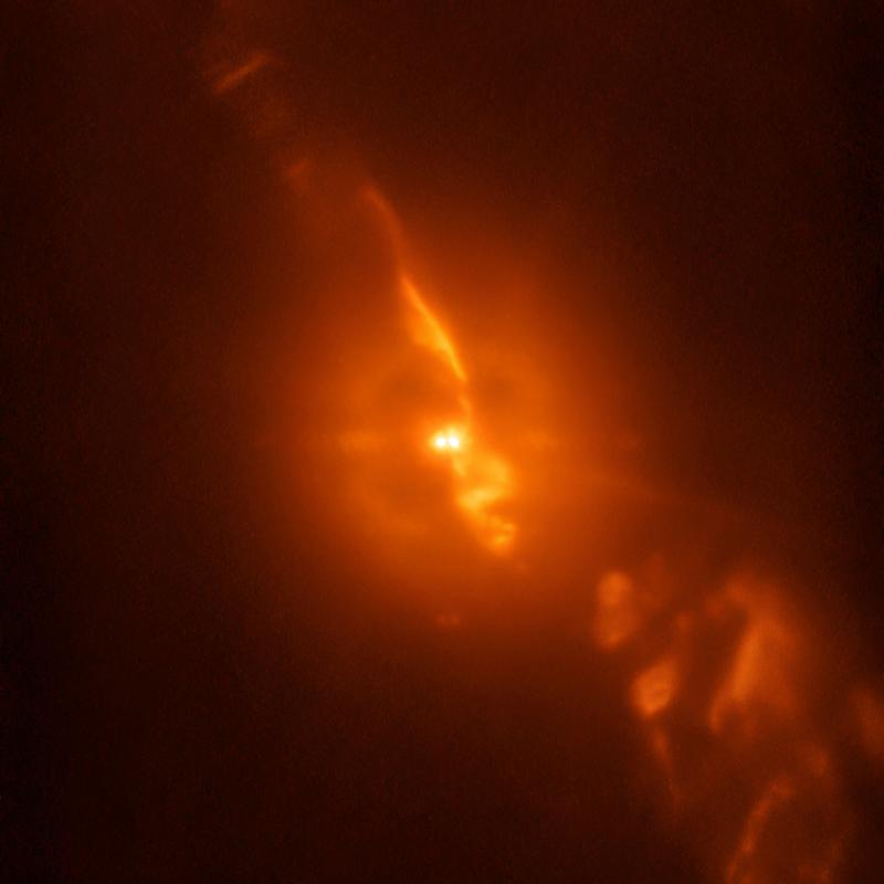 Das Bild besteht aus SPHERE/ZIMPOL-Beobachtungen von R Aquarii und zeigt den Doppelstern selbst sowie die Materiejets, die von dem Sternenpaar ausgehen.