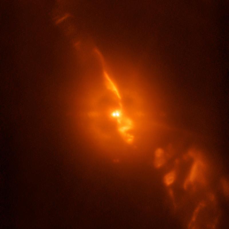 Das Bild besteht aus SPHERE/ZIMPOL-Beobachtungen von R Aquarii und zeigt den Doppelstern selbst sowie die Materiejets, die von dem Sternenpaar ausgehen.