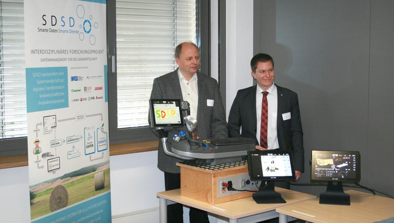 Dr. Ansgar Bernardi (DFKI, links) und Dr. Jan Horstmann (KRONE) hinter den Simulationsterminals. 
