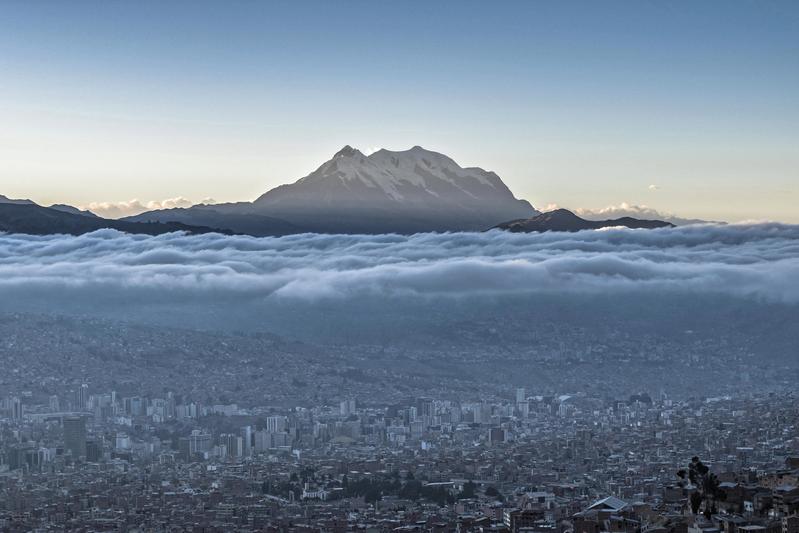 La Paz und der markante Gipfel des Illimani (6439m). 