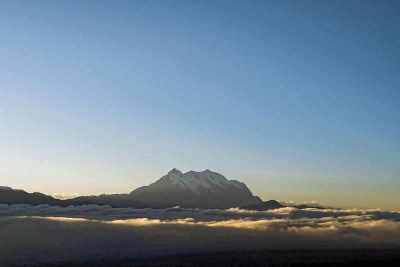 Illimani (6439m asl) in Bolivia. Soot from road traffic in emerging countries can reach high altitudes, where it can be transported over long distances and thus contributes to global warming. 