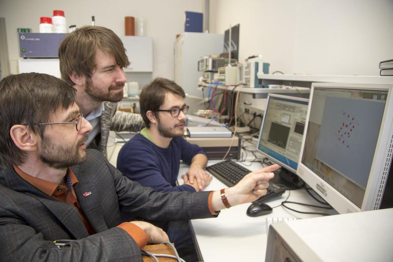 Hermann Scharfetter, Stefan Spirk und Andreas Petrovic (v.l.) ermöglichen die molekulare Bildgebung in der MR-Tomographie mithilfe der Quadrupolrelaxation.