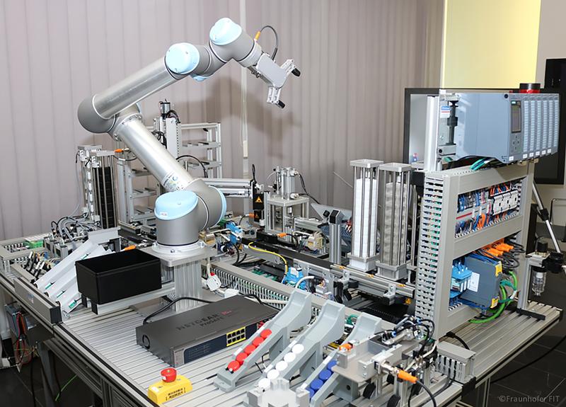 Miniaturisierte Produktionsstraße mit industrieerprobter Automatisierungstechnik, Robotik und Sensorik zur Simulation und Optimierung von Produktionsabläufen.