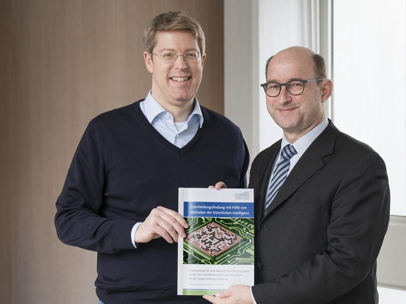 Die Sprecher der Manchot-Forschungsgruppe Prof. Dr. Klaus Pfeffer (rechts) und Prof. Dr. Martin Mauve (links).