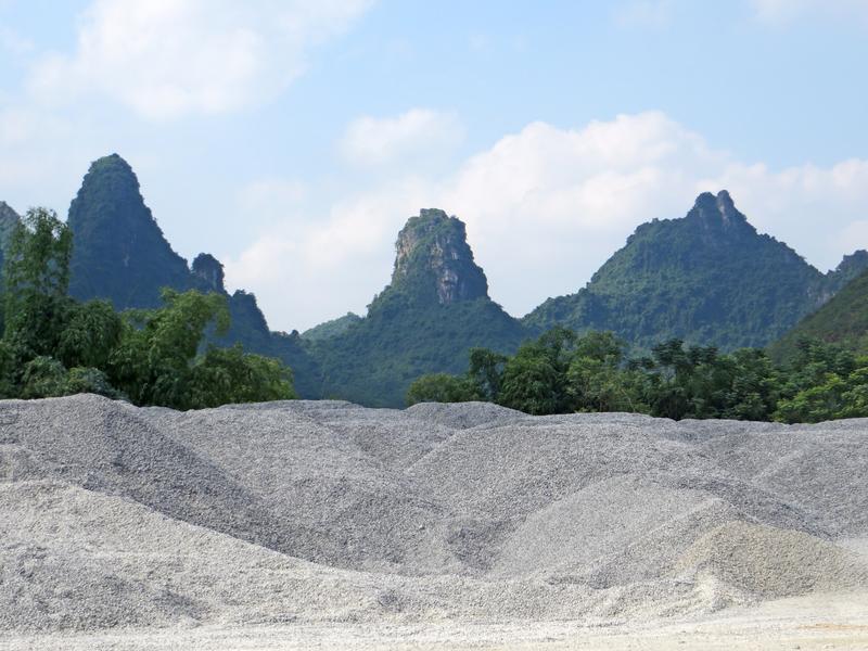 Steinbruch vor Naturkulisse in der Provinz Hoa Binh/Vietnam