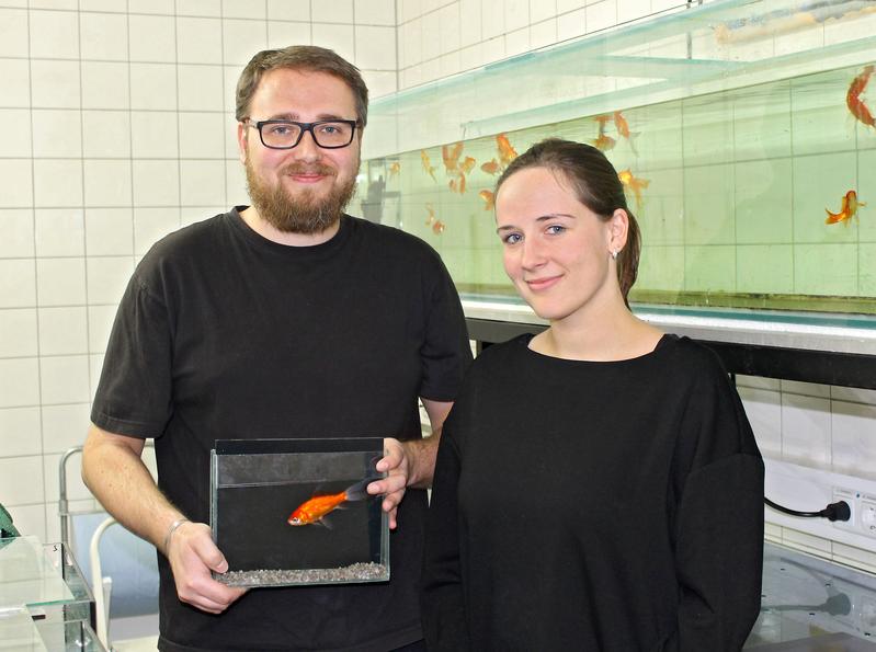 Dr. Peter Machnik und Elisabeth Schirmer M.Sc. in einem Labor des Lehrstuhls für Tierphysiologie an der Universität Bayreuth. 